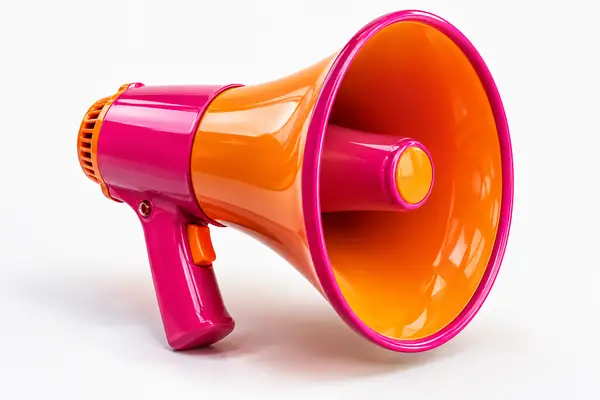 Megafone tridimensional brilhante em rosa-choque e laranja, isolado e visto em ângulo.